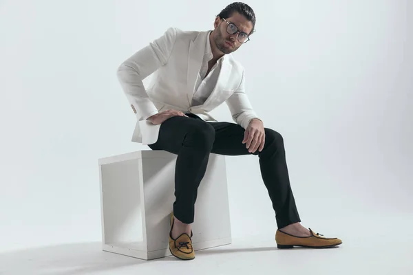 Homem Atraente Com Óculos Terno Jaqueta Branca Com Camisa Colarinho — Fotografia de Stock