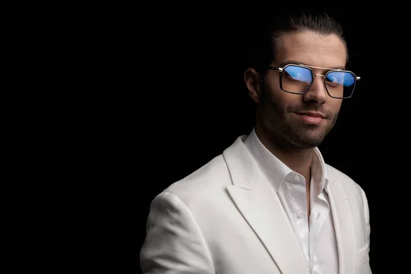 Porträtt Sexig Ung Man Med Glasögon Bär Vit Kostym Och — Stockfoto