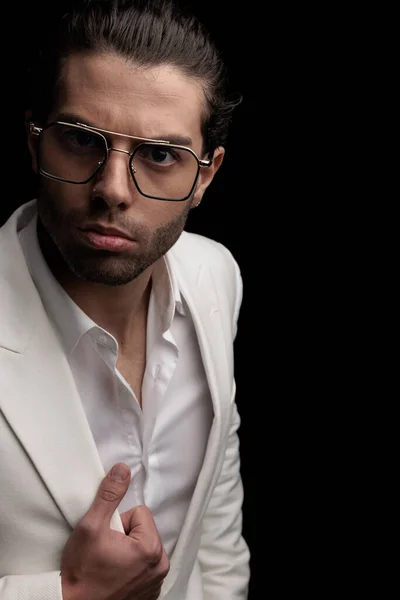 Klippt Bild Sexig Mode Man Med Glasögon Håller Vit Jacka — Stockfoto
