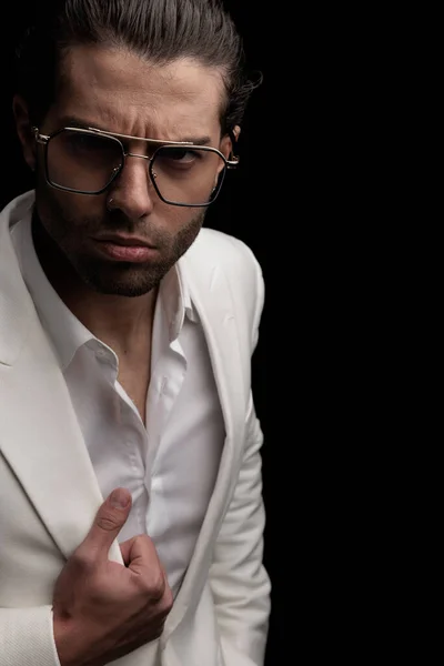 Rozrušený Mladý Muž Brýlemi Drží Bílý Oblek Bunda Mračí Při — Stock fotografie