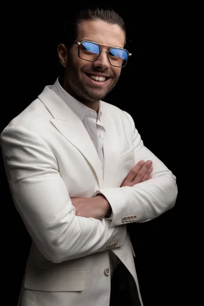 Boční Pohled Šťastný Elegantní Mladý Muž Brýlemi Smích Skládací Paže — Stock fotografie
