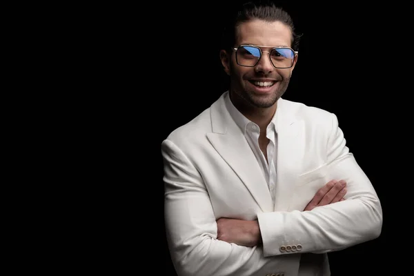 Homem Negócios Elegante Com Óculos Sorrindo Cruzando Braços Enquanto Posando — Fotografia de Stock