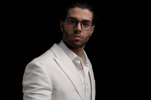 Porträt Eines Attraktiven Eleganten Mannes Mit Brille Der Weißen Anzug — Stockfoto
