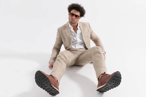 Sexy Moda Homem Com Cabelos Cacheados Sentado Chão Confiantemente Posando — Fotografia de Stock