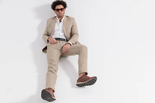 Smart Casual Man Wearing Suit Open Collar Shirt Laying Posing — Stock Photo, Image