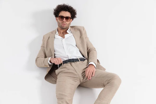 Sexy Hombre Moda Con Camisa Cuello Abierto Acostado Suelo Posando — Foto de Stock