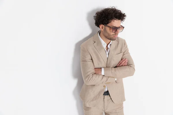 Cool Smart Casual Man Beige Suit Open Collar Shit Looking — Zdjęcie stockowe
