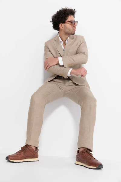 Stilig Ung Man Smart Casual Outfit Fällbara Armar Och Tittar — Stockfoto