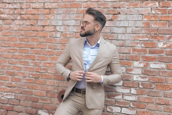 Retrato Empresário Atraente Fechando Seu Casaco Olhando Para Lado Vestindo — Fotografia de Stock