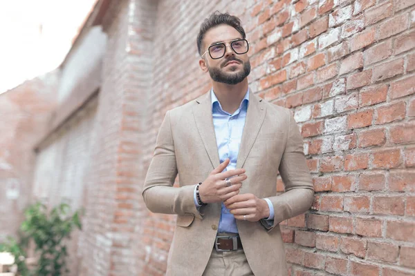 Retrato Empresário Sexy Posando Lado Parede Tijolo Vestindo Óculos Livre — Fotografia de Stock