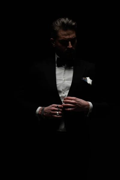 Misterioso Melhor Homem Olhando Para Baixo Abotoando Smoking Preto Frente — Fotografia de Stock
