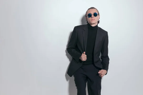 Modebild Von Sexy Geschäftsmann Arrangiert Seine Jacke Mit Haltung Und — Stockfoto