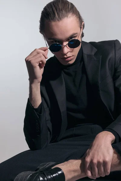 Modebild Von Sexy Geschäftsmann Arrangiert Seine Sonnenbrille Mit Hartem Vibe — Stockfoto