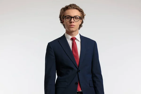 Porträt Eines Jungen Geschäftsmannes Der Vor Grauem Hintergrund Posiert Und — Stockfoto