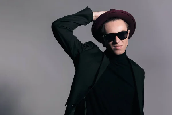 Modebild Von Jungen Geschäftsmann Mit Coolem Hut Und Sonnenbrille Und — Stockfoto
