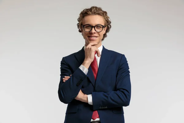 Porträt Eines Jungen Geschäftsmannes Der Sich Kinn Kratzt Und Lächelt — Stockfoto