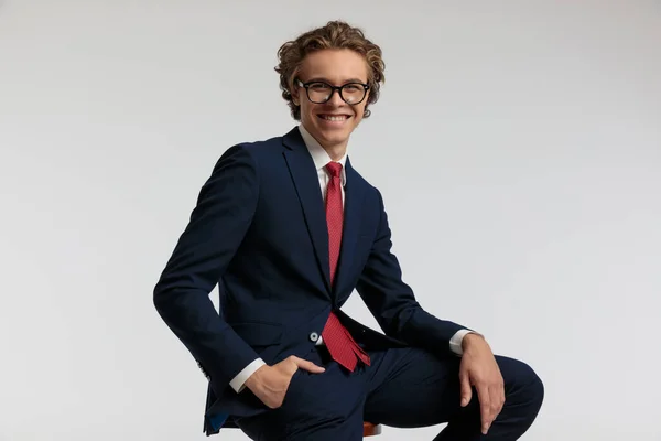 Porträt Eines Attraktiven Geschäftsmannes Der Lachend Auf Einem Holzstuhl Sitzt — Stockfoto