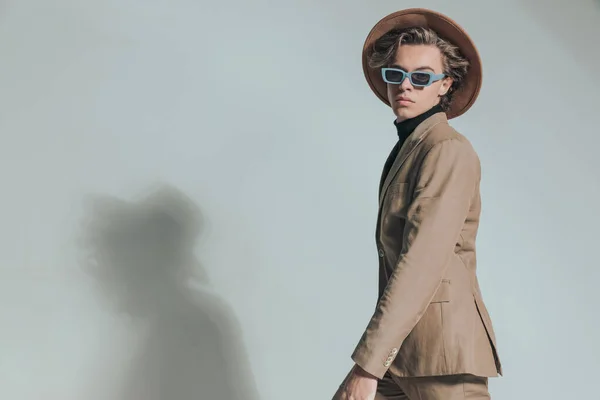 Πλαϊνή Άποψη Του Σέξι Μοντέλο Μόδας Καπέλο Και Γυαλιά Ηλίου — Φωτογραφία Αρχείου