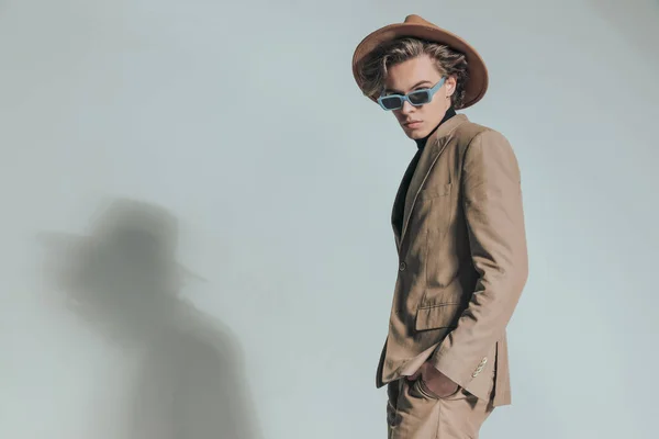 Cooler Junger Mann Mit Sonnenbrille Und Hut Posiert Mit Den — Stockfoto
