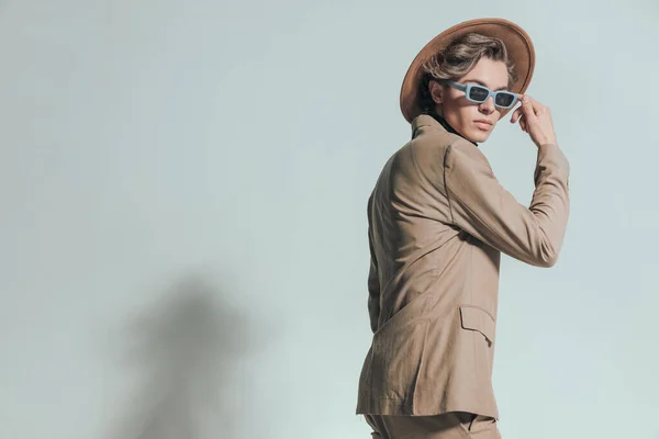 Vue Latérale Homme Cool Mode Portant Chapeau Fixant Des Lunettes — Photo