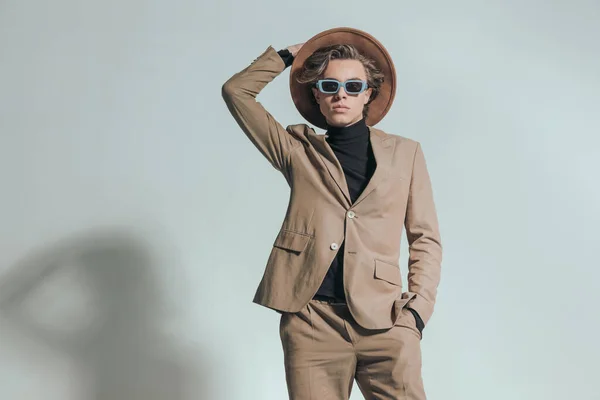 Hombre Joven Moda Con Sombrero Gafas Sosteniendo Una Mano Bolsillo —  Fotos de Stock