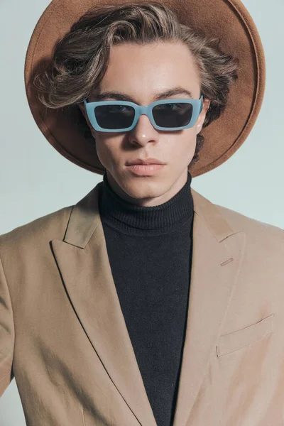 Klippt Bild Stilig Blond Man Med Hatt Och Solglasögon Poserar — Stockfoto