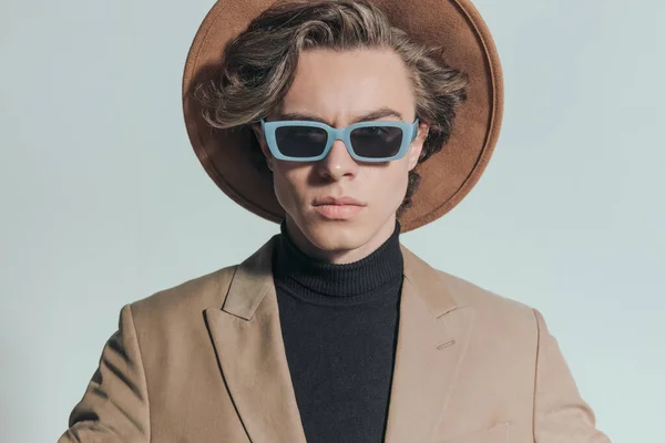 Aantrekkelijk Mode Model Met Een Zonnebril Hoed Kijk Vooruit Terwijl — Stockfoto