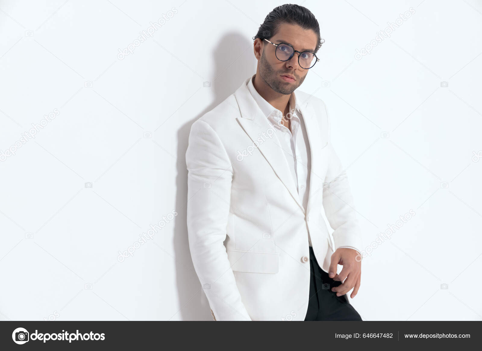 Элегантный Привлекательный Мужчина Очках Белом Пиджаке Лежа Стене СеромФоне стоковое фото ©feedough 646647482