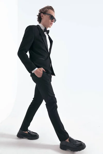 Side View Cool Fashion Man Tuxedo Sunglasses Walking Hands Pockets — Stock Photo, Image