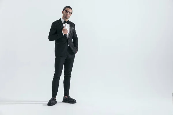 Sexy Junger Mann Mit Brille Schwarzen Smoking Und Posiert Mit — Stockfoto