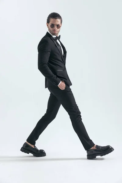 Vista Lateral Franzir Testa Elegante Homem Negócios Andando Com Mãos — Fotografia de Stock