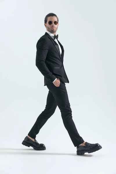 Elegante Hombre Negocios Esmoquin Negro Caminando Con Las Manos Los — Foto de Stock
