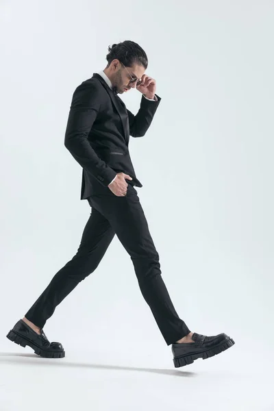 Boční Pohled Cool Elegantní Muž Smokingu Chůze Rukou Kapse Při — Stock fotografie