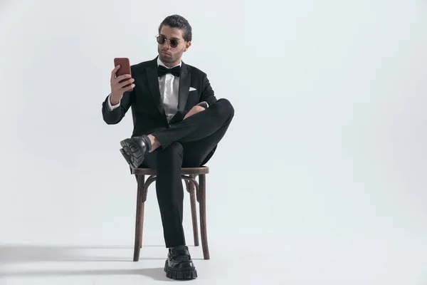 Sexy Eleganter Bräutigam Mit Sonnenbrille Macht Selfies Während Mit Knöchel — Stockfoto