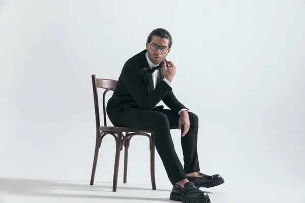 Elegant Ung Affärsman Med Glasögon Sitter Med Armbågar Låren Och — Stockfoto