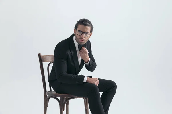 Side View Cool Elegant Man Glasses Sitting Adjusting Bowtie Front — Stock Photo, Image