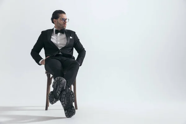 Sexy Joven Esmoquin Negro Con Gafas Sentado Con Las Manos — Foto de Stock