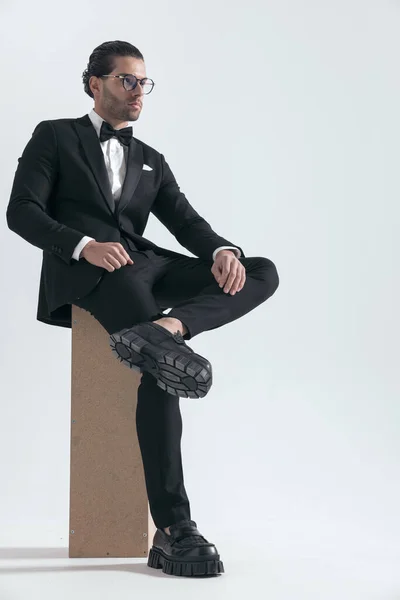 Attraente Uomo Elegante Cercando Lato Mentre Seduto Con Caviglia Sul — Foto Stock