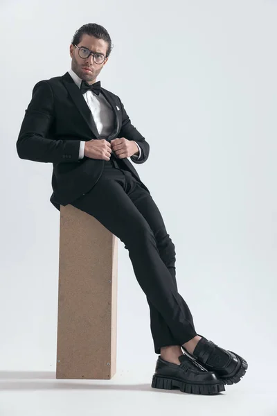 Sexy Joven Novio Con Gafas Sentado Desabotonando Esmoquin Negro Frente — Foto de Stock
