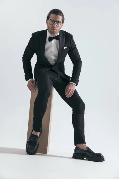 Sério Homem Elegante Com Óculos Sentado Posando Uma Forma Legal — Fotografia de Stock