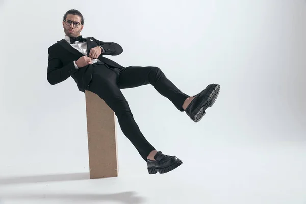 Stüdyoda Bacakları Havada Otururken Gözlüklü Genç Seksi Bir Damat — Stok fotoğraf