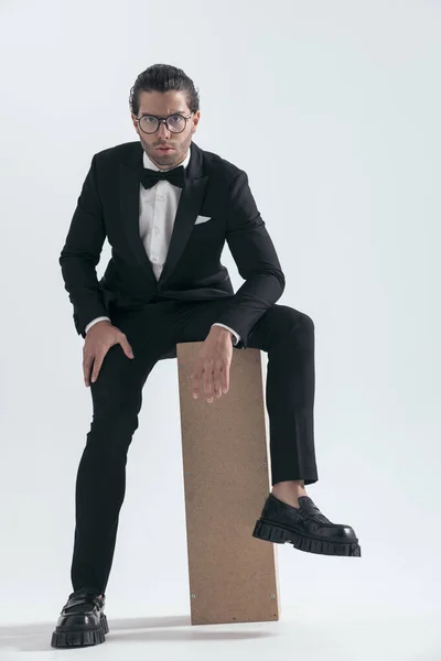 Pria Mode Seksi Dengan Kacamata Tuxedo Hitam Berpose Dengan Lengan — Stok Foto