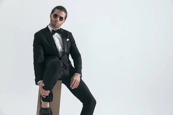 Elegante Hombre Moda Con Gafas Sol Esmoquin Negro Sentado Mientras — Foto de Stock