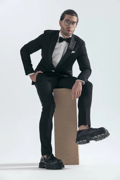 Cool Homem Elegante Com Óculos Sentados Com Mãos Nos Bolsos — Fotografia de Stock