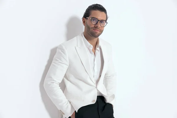 Retrato Tipo Feliz Con Gafas Con Traje Chaqueta Blanca Camisa — Foto de Stock