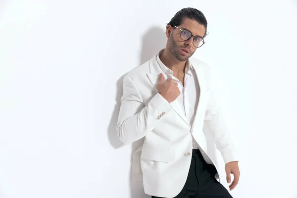 Homem Elegante Com Óculos Puxando Ajustando Terno Jaqueta Branca Colocar — Fotografia de Stock