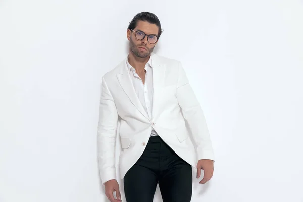 穿着白色夹克套装和眼镜 头戴灰色背景的时尚男子 — 图库照片