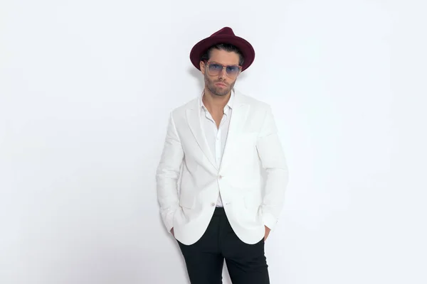 Homem Elegante Bonito Com Chapéu Óculos Vestindo Terno Jaqueta Branca — Fotografia de Stock