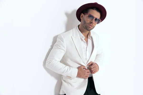 Homem Moda Sexy Com Chapéu Óculos Abotoando Terno Jaqueta Branca — Fotografia de Stock