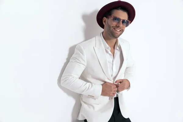 Hombre Feliz Con Sombrero Gafas Sol Desabotonando Traje Chaqueta Blanca — Foto de Stock